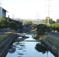 http://habitantesdoarroio.blogspot.com O “Habitantes do Arroio: estudo de conflitos de uso de águas urbanas, risco, saúde pública e comunidades étnicas em Porto Alegre-RS” é um projeto de pesquisa e ação, voltado para a descoberta das situações de conflito e interdependência entre grupos sociais diversos, instituições e técnicos de diversas áreas envolvidos cotidianamente com os usos (e abusos) das águas do Arroio Dilúvio, em Porto Alegre. O projeto é financiado pelo Conselho Nacional de Desenvolvimento Científico e Tecnológico (CNPq), sendo executado pelo grupo de pesquisa Banco de Imagens e Efeitos Visuais (BIEV – Laboratório de Antropologia Social – UFRGS) e pela ONG Instituto Anthropos, com o apoio da Secretaria de Meio Ambiente do Estado do Rio Grande do Sul (SEMA-RS). A pesquisa se vale da produção e da exibição de documentários, relatórios e narrativas visuais sobre as condições ambientais dos recursos hídricos em questão contrapostos à diversidade sócio-cultural de representações simbólicas, ethos e visão de mundo das populações que habitam a microbacia do Arroio Dilúvio quanto aos usos do solo e da água, visando à valorização do Arroio Dilúvio e do seu ecossistema como bem comum e essencial a toda a cidade.