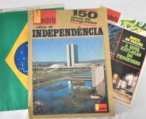 Em 1972, a revista Manchete cobriu eventos significativos no Brasil e no mundo, com destaque para o esporte e as celebrações do sesquicentário da independência do Brasil. As principais reportagens e temas abordados incluíram: Esportes: Ampla cobertura do automobilismo, celebrando o título mundial de Fórmula 1 de Emerson Fittipaldi. Uma edição especial sonora, inclusive, acompanhava um disco de vinil com a narração dos lances pela Rádio Jovem Pan. Também houve reportagens sobre Pelé, incluindo a divulgação de seu livro "Aprenda com Pelé". Política e História do Brasil: Cobertura das celebrações dos 150 anos da Independência do Brasil, um evento de grande importância nacional na época. Eventos Internacionais: Notícias sobre o Massacre de Munique durante os Jogos Olímpicos e o trágico acidente aéreo nos Andes, que resultou no resgate de 16 sobreviventes (o "milagre dos Andes"). Sociedade e Cultura: Matérias sobre personalidades da época, como a cantora Maria Alcina e o político Henry Kissinger. A revista também trazia anúncios de moda, fotografias e propagandas vintage que espelhavam o estilo de vida da época. Jornalismo Investigativo: Existiam reportagens sobre temas polêmicos, como a máfia chinesa em São Paulo. A Manchete, editada por Adolfo Bloch, era conhecida por seu fotojornalismo de alta qualidade e por sua influência na sociedade brasileira, contando com colaboradores renomados como Carlos Drummond de Andrade e Rubem Braga. As edições de 1972, como muitas outras, são hoje itens de colecionador, refletindo uma época de "anos de chumbo" no Brasil, mas também de conquistas e eventos marcantes.