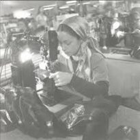 As mulheres têm um papel histórico e fundamental na indústria coureiro-calçadista de Novo Hamburgo, sendo a mão de obra predominante em muitas etapas da produção. No entanto, ainda enfrentam desafios significativos, como a desigualdade salarial e a busca por melhores condições de trabalho e maior representatividade em cargos de liderança.O setor coureiro-calçadista é parte da história e formação de Novo Hamburgo, conhecida como a "Capital Nacional do Calçado". A mão de obra feminina foi essencial para o crescimento da indústria, muitas vezes trabalhando em condições difíceis no passado, em ambientes com problemas de ergonomia e longas jornadas.