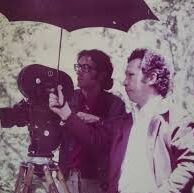 Antônio Carlos Textor (1932-2023) foi um renomado cineasta, diretor, roteirista e produtor brasileiro, uma figura pioneira do cinema gaúcho e não propriamente um ator com uma vasta filmografia nesta função. Ele dirigiu mais de 20 curtas-metragens ao longo de sua carreira, muitos deles ambientados em Porto Alegre ou tendo a cidade como tema principal. Sua filmografia como diretor e roteirista inclui obras notáveis como: Um Homem e o Destino (curta-metragem, 1963) - Filme de estreia na direção. A Cidade e o Tempo (1970). A Senhora do Rio. Quintana dos 8 aos 80 (1998) - Um documentário aclamado sobre o poeta Mário Quintana. A Cobra de Fogo (2000). Quando o Dia Surgir. As Colônias Italianas No Rio Grande do Sul.